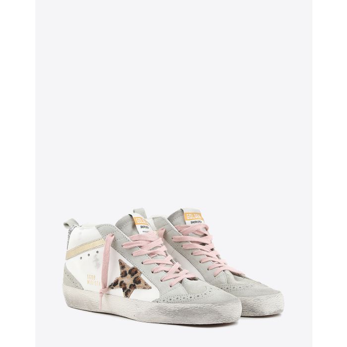 Sneakers semi-montantes Mid Star en cuir blanc bout fleuri étoile léopard lacet rose arrière paillettes argent Golden Goose femme. 