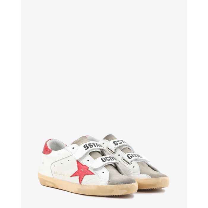 Sneakers femme en cuir blanc Old School à scratch étoile rouge et arrière rouge Golden Goose. Profil.  