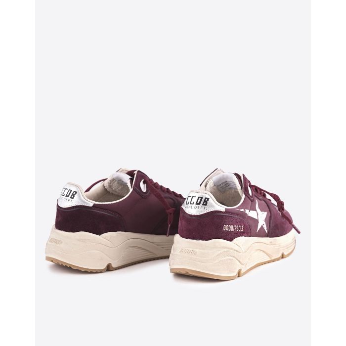 Sneakers Running Sole Golden Goose pour femme en cuir et tissu bordeaux, étoile blanche. Vue de dos.