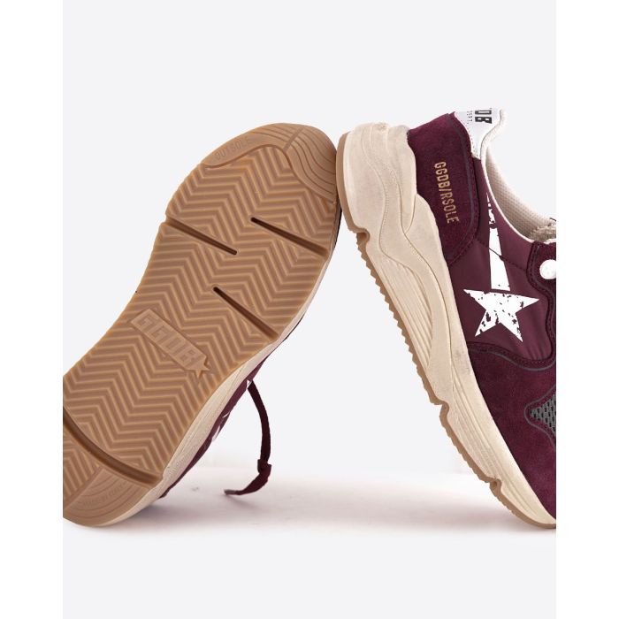 Sneakers Running Sole Golden Goose pour femme en cuir et tissu bordeaux, étoile blanche. Détail des semelles. 