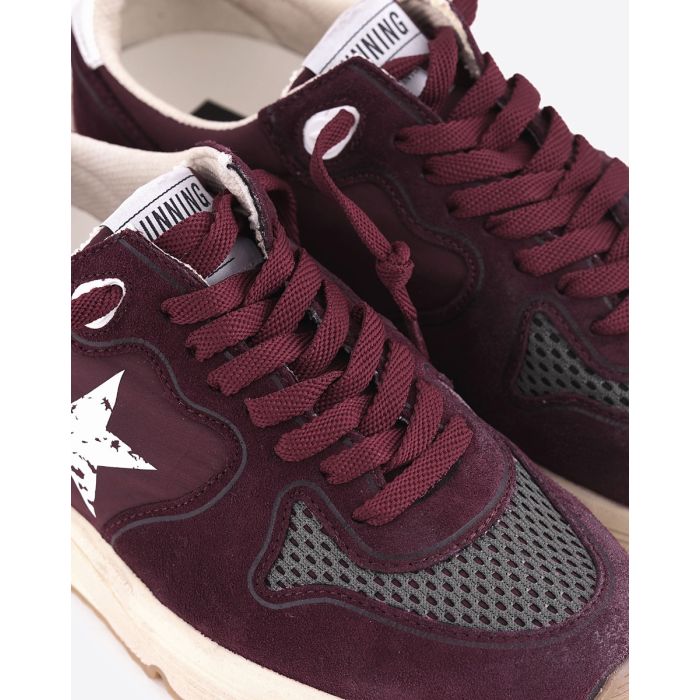 Sneakers Running Sole Golden Goose pour femme en cuir et tissu bordeaux, étoile blanche. Détail des lacets bordeaux.