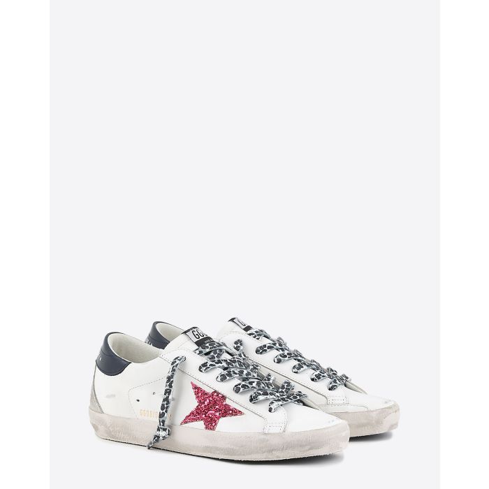Sneakers Super Star en cuir blanc étoile à paillettes rouge arrière noir lacets léopard Golden Goose femme. Vu de face.
