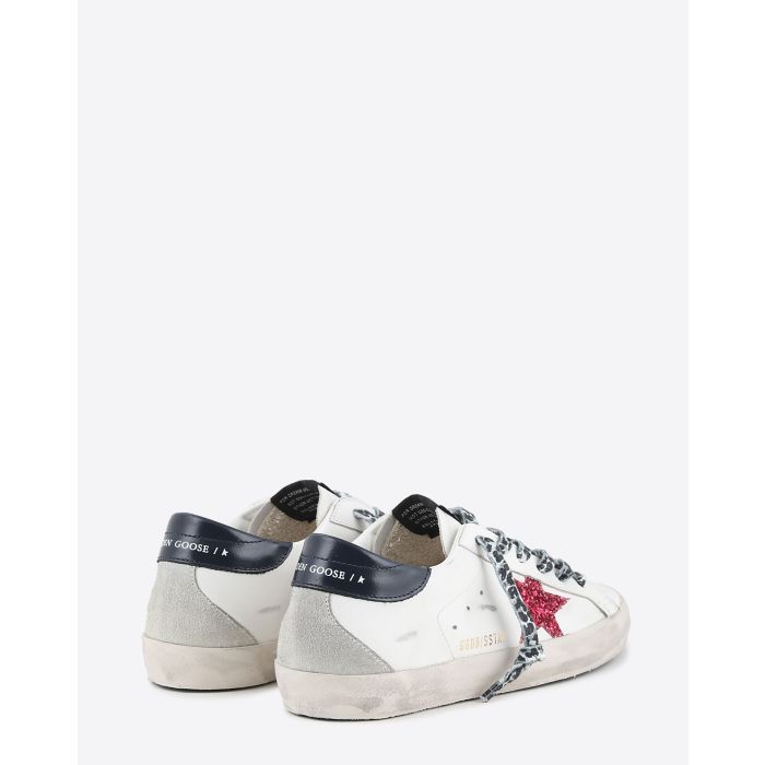 Sneakers Super Star en cuir blanc étoile à paillettes rouge arrière noir lacets léopard Golden Goose femme. Vu de dos.