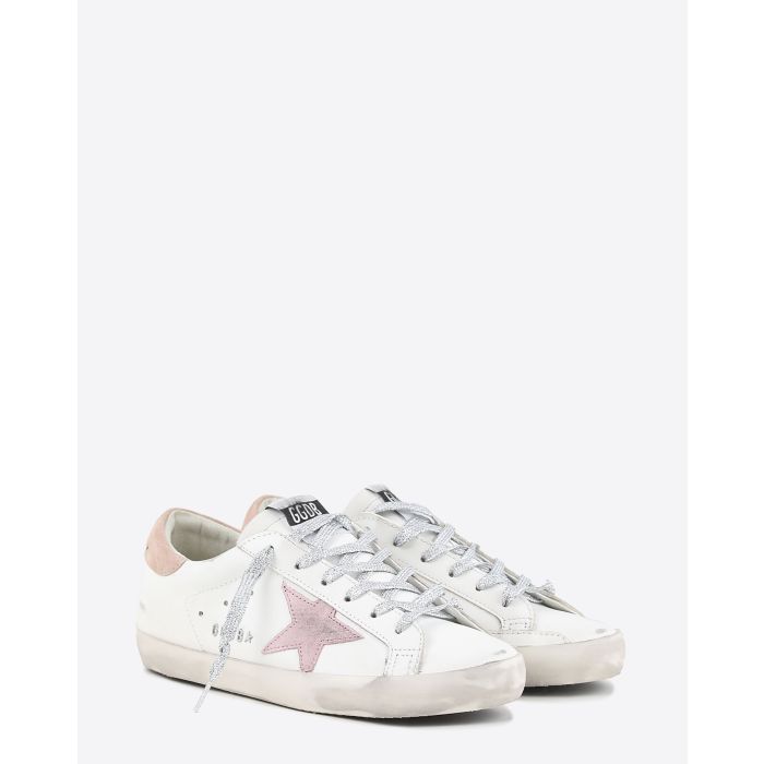 Sneakers Superstar en cuir blanc étoile en cuir suédé rose arrière en cuir suédé nougat 11691 Golden Goose femme. Vu de face.