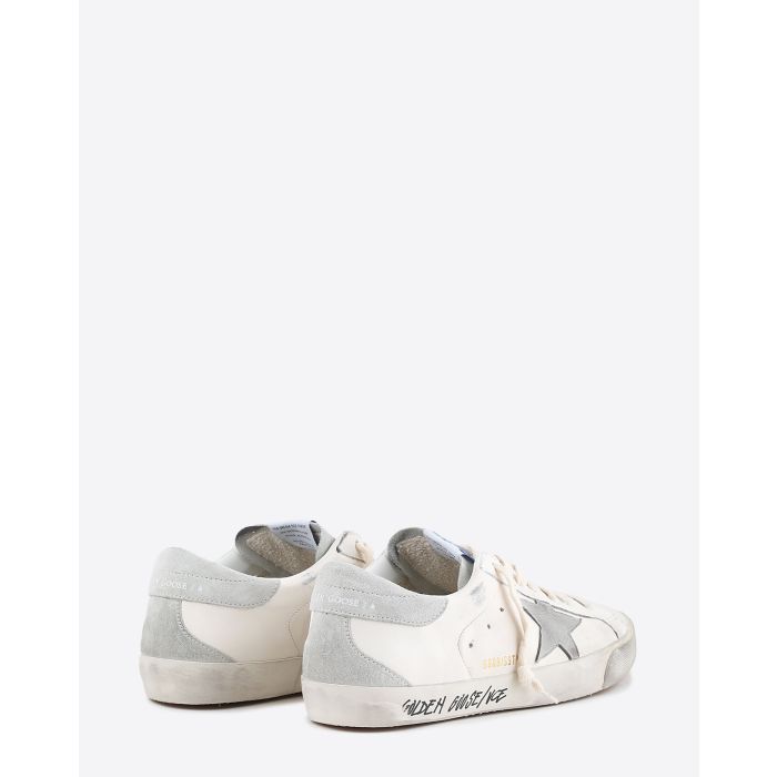 Sneakers Superstar 11166 en cuir blanc étoile en cuir suédé gris arrière en cuir suédé gris Tag sur la semelle "Golden Goose / VCE" Golden Goose Homme. Vue de dos.