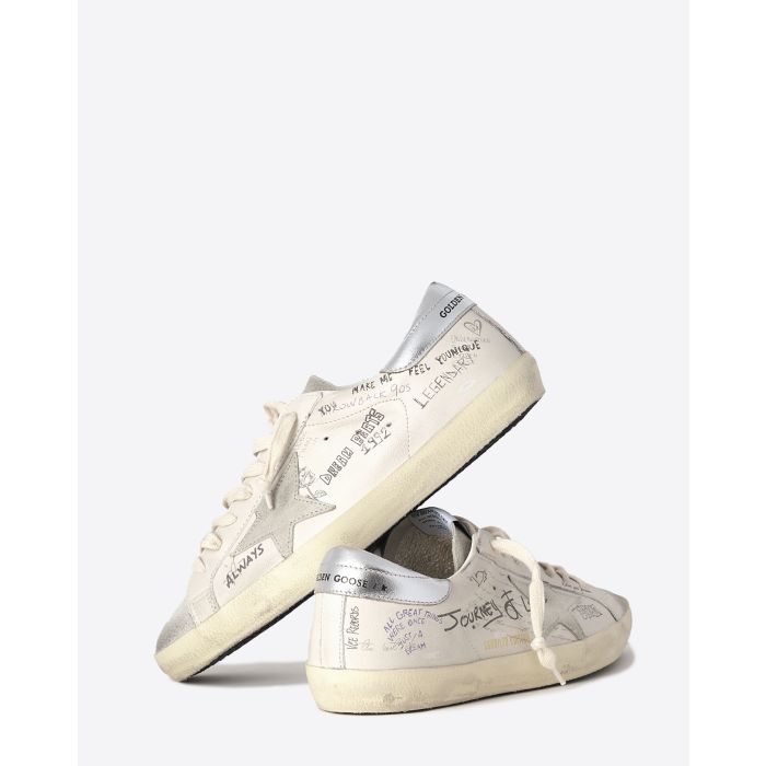 Sneakers Superstar Golden Goose en cuir blanc avec dessins. Vue profil. 