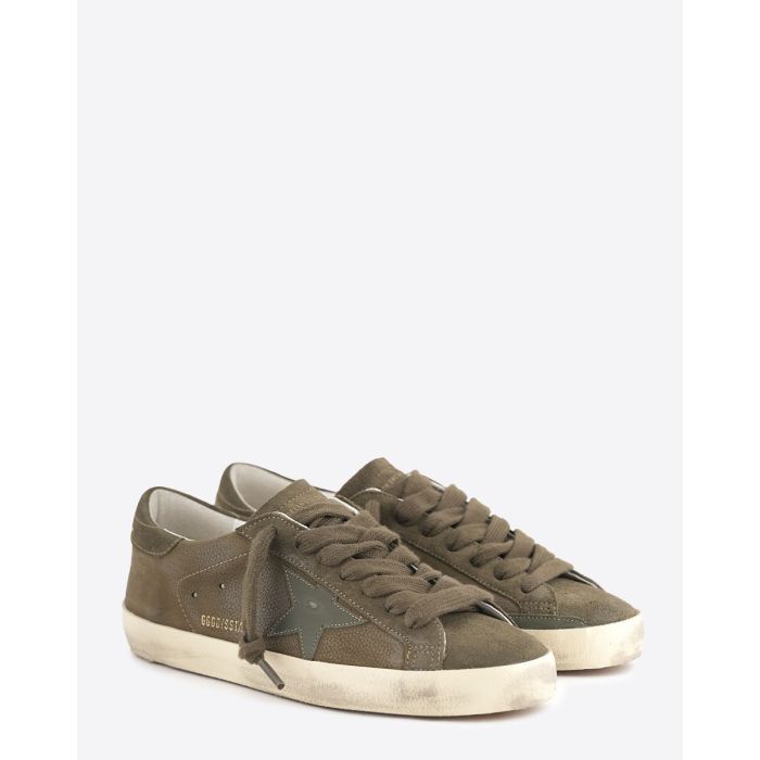 Sneakers Superstar Golden Goose pour homme en cuir kaki. Vue de face.
