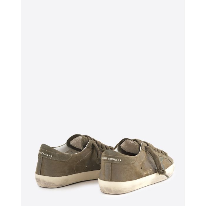 Sneakers Superstar Golden Goose pour homme en cuir kaki. Vue de dos.