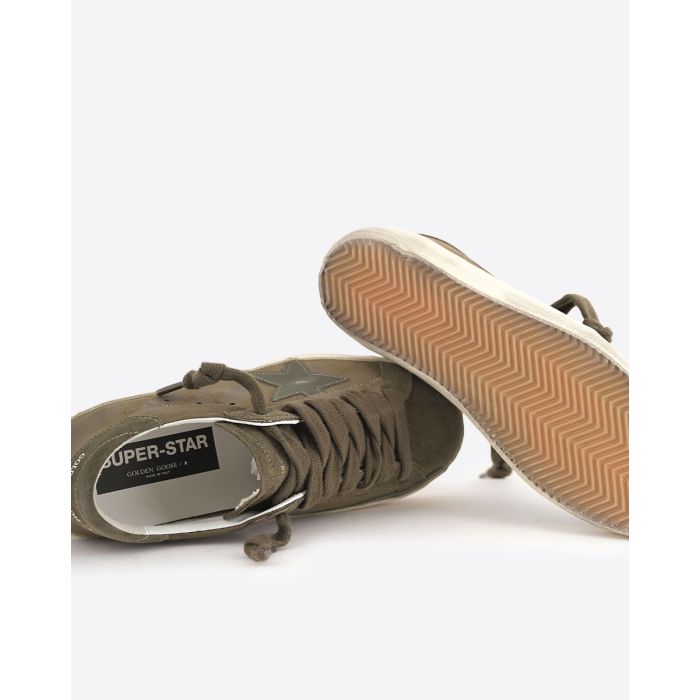 Sneakers Superstar Golden Goose pour homme en cuir kaki. Détail de la semelle.