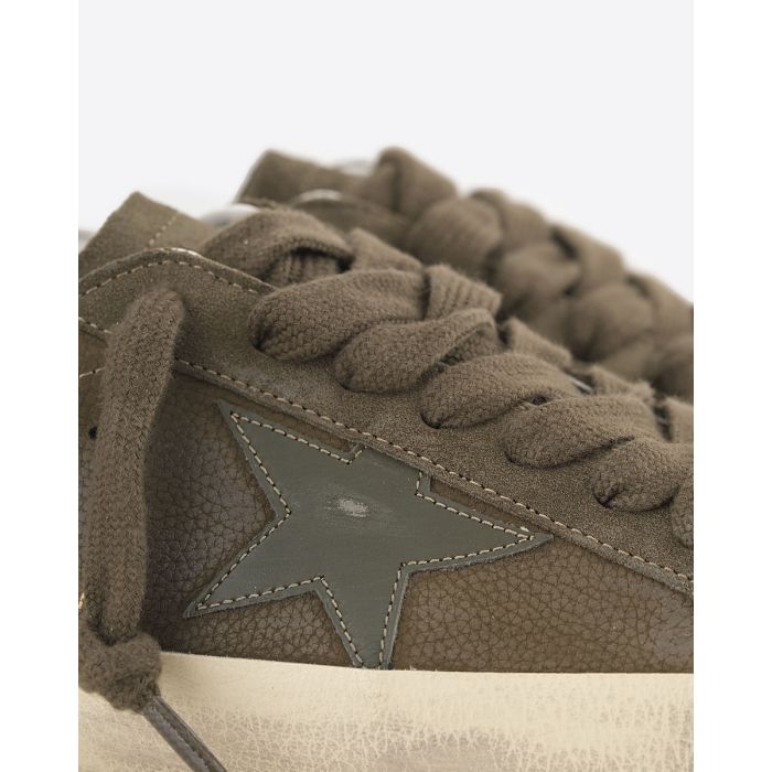 Sneakers Superstar Golden Goose pour homme en cuir kaki. Détail : effet usé volontairement. 