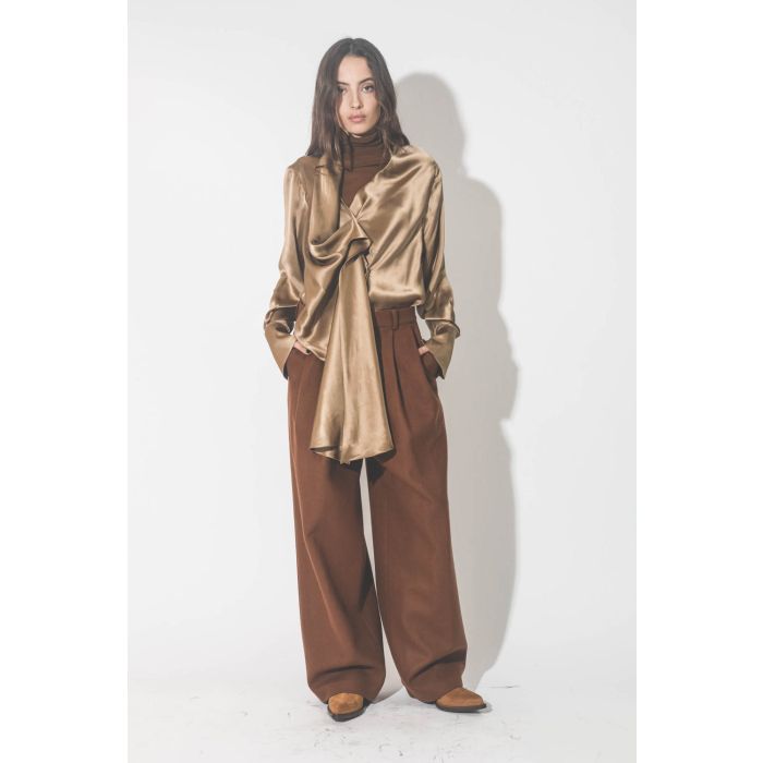 Sous-pull col roulé près du corps en soie côtelé marron Vautrait. Porté sous une blouse en soie camel doré.