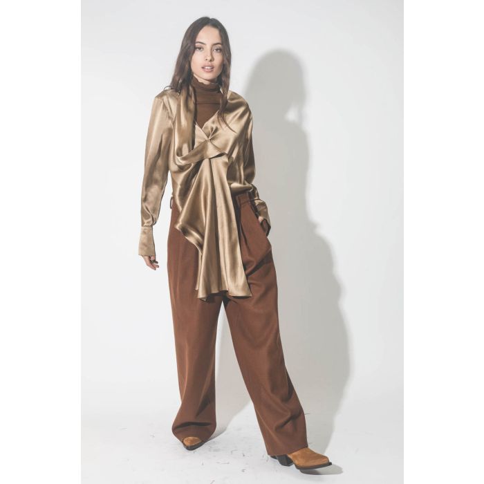 Sous-pull col roulé près du corps en soie côtelé marron Vautrait. Porté avec un pantalon à pinces marron.
