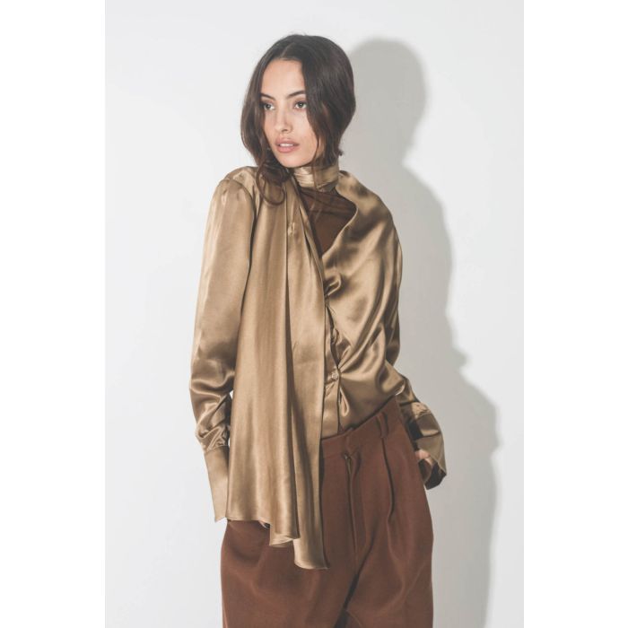 Sous-pull col roulé près du corps en soie côtelé marron Vautrait. Porté avec une blouse écharpe enroulée autour du col roulé. 