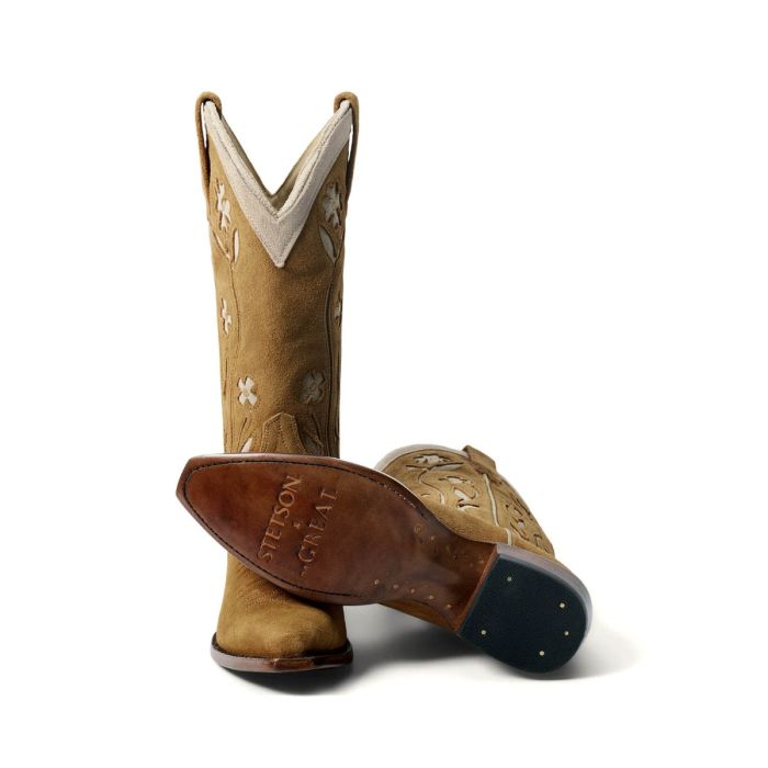 Bottes de cowboy Stetson x The Great en daim camel fleurs brodées écru. Détail du dessous de la semelle. Edition limitée.