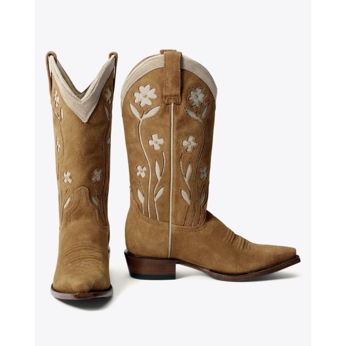Bottes de cowboy Stetson x The Great en daim camel fleurs brodées écru, vues de face et de profil. Edition limitée.