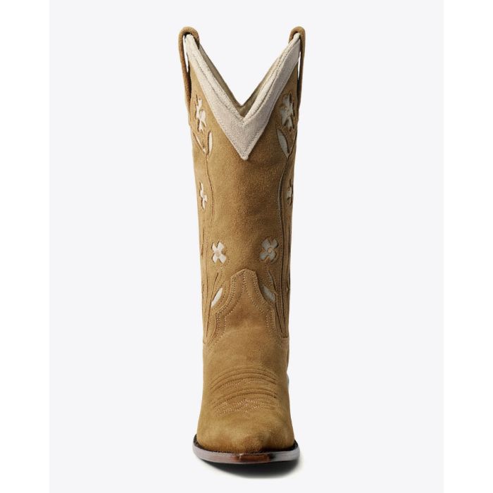 Bottes de cowboy Stetson x The Great en daim camel fleurs brodées écru. Détail de la bordure en daim écru. Edition limitée.