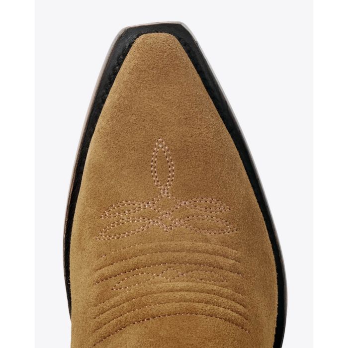 Bottes de cowboy Stetson x The Great en daim camel fleurs brodées écru. Détail du bout pointu. Edition limitée.