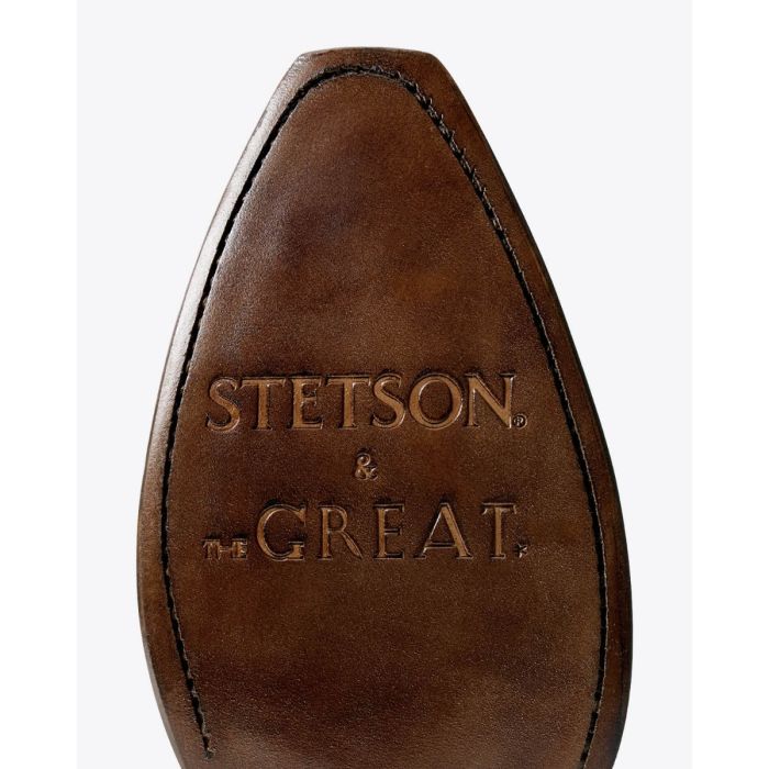 Bottes de cowboy Stetson x The Great en daim camel fleurs brodées écru. Edition limitée. Collaboration Stetson et The Great.