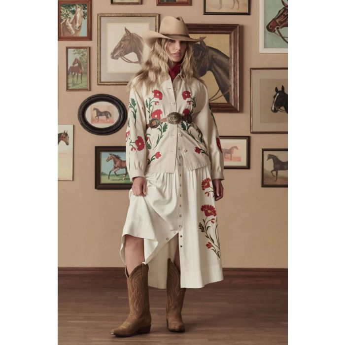 Bottes de cowboy Stetson & The Great en daim camel, portées avec une jupe longue The Great. Edition limitée.