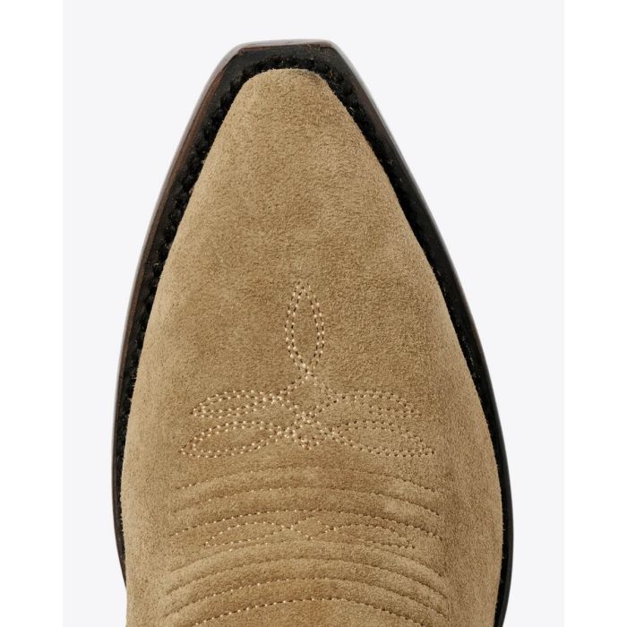 Bottes de cowboy Stetson & The Great en daim camel. Détail du bout pointu. Edition limitée.