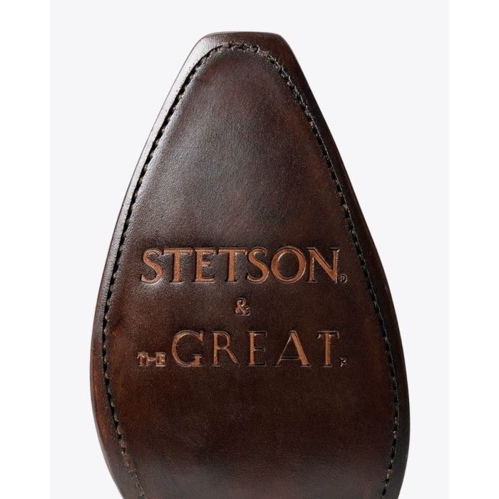 Bottes de cowboy Stetson & The Great en daim camel. Détail de la signature sur la semelle. Edition limitée.