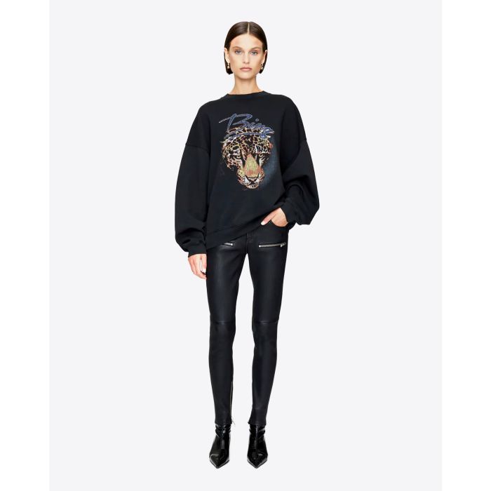 Sweat-shirt noir col rond sérigraphie Léopard Bing Harvey Anine Bing. Porté avec un legging en cuir.
