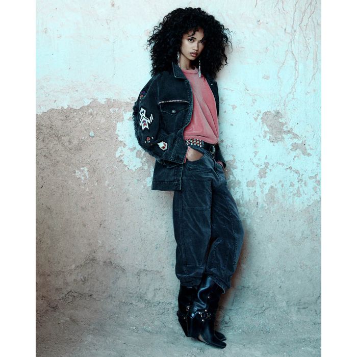Swaetshirt col rond manches longues drapé devant corail Marant Etoile. Porté sous une veste en jean noir brodée.