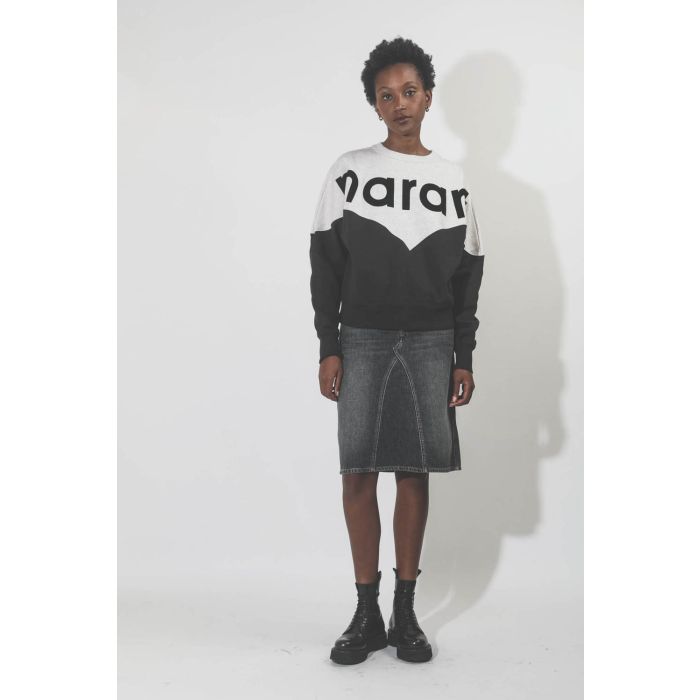 Sweatshirt Houston logo faded black Isabel Marant Etoile. Porté avec une jupe en denim. 