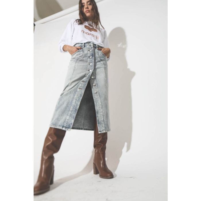 Tee-shirt manches longues blanc en lin logo Marant rose doré Klowia Isabel Marant Etoile. Porté avec des bottes à talons camel.