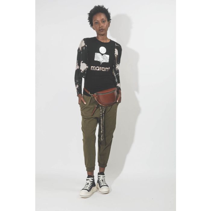 Tee-shirt en lin noir logo argent et mordoré Koldi Isabel Marant Etoile. Porté face. 