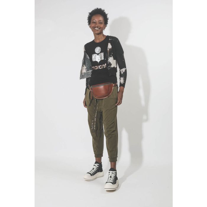 Tee-shirt en lin noir logo argent et mordoré Koldi Isabel Marant Etoile. Porté semi-profil. 