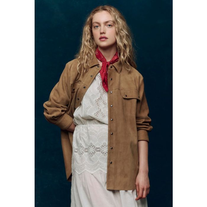 Veste chemise Traveler The Great en cuir suédé marron doré, portée ouverte de face.