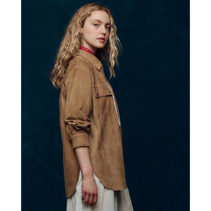 Veste chemise Traveler The Great en cuir suédé marron doré, portée de profil.