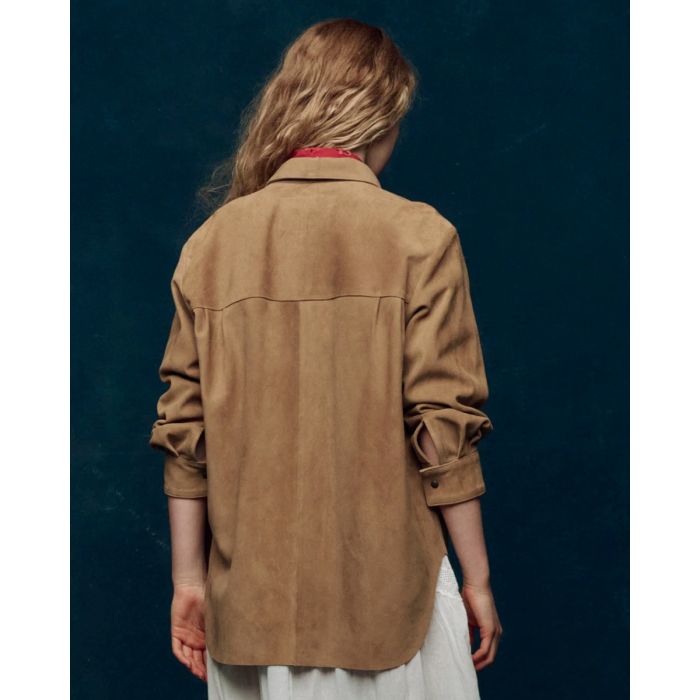 Veste chemise Traveler The Great en cuir suédé marron doré, portée de dos.