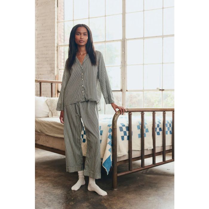 Chemise de pyjama Pajama The Great en coton rayé noir et crème, portée de face avec un pantalon assorti.