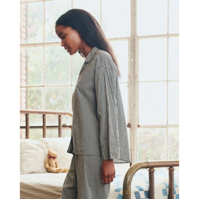 Chemise de pyjama Pajama The Great en coton rayé noir et crème, portée de profil.