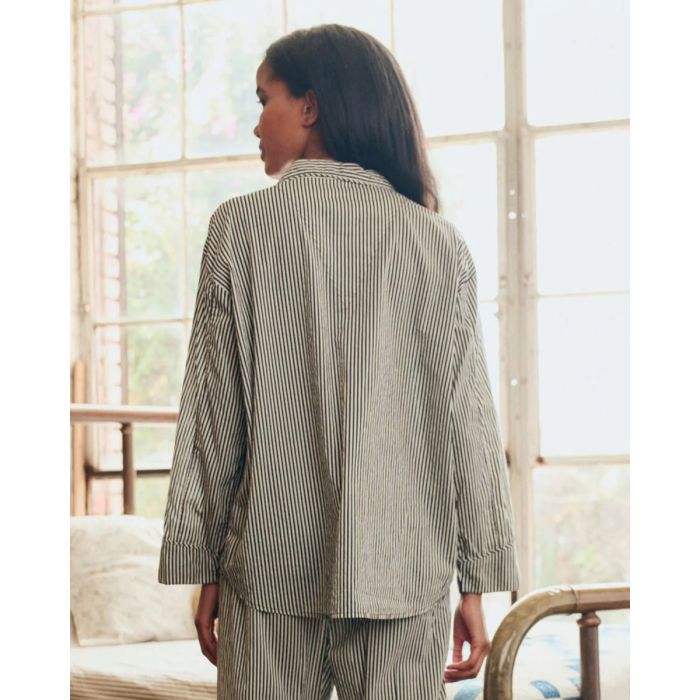 Chemise de pyjama Pajama The Great en coton rayé noir et crème, portée de dos.