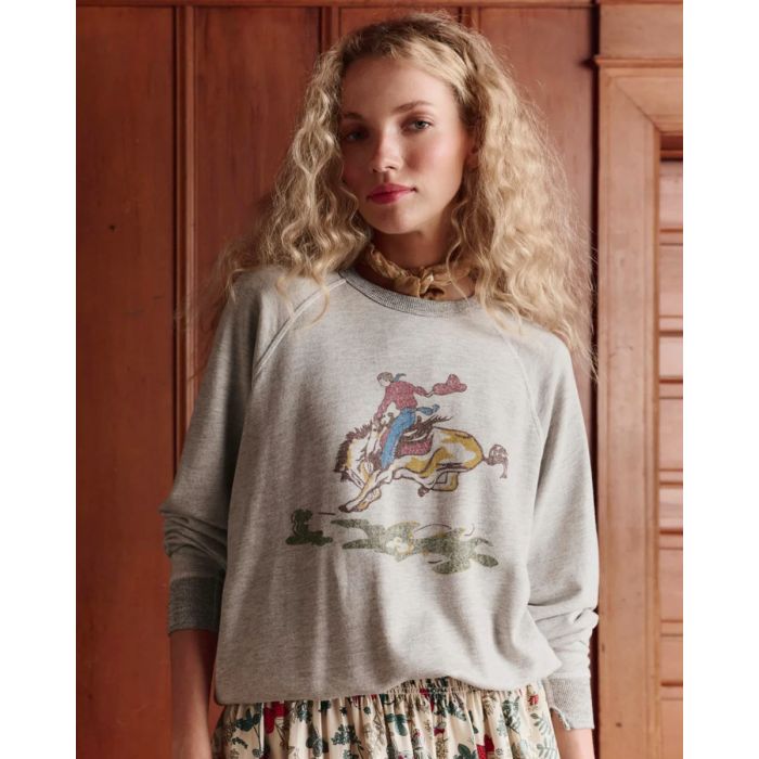 Sweat-shirt College Rider The Great en coton gris chiné sérigraphie de cavalier sur un cheval, porté de face.