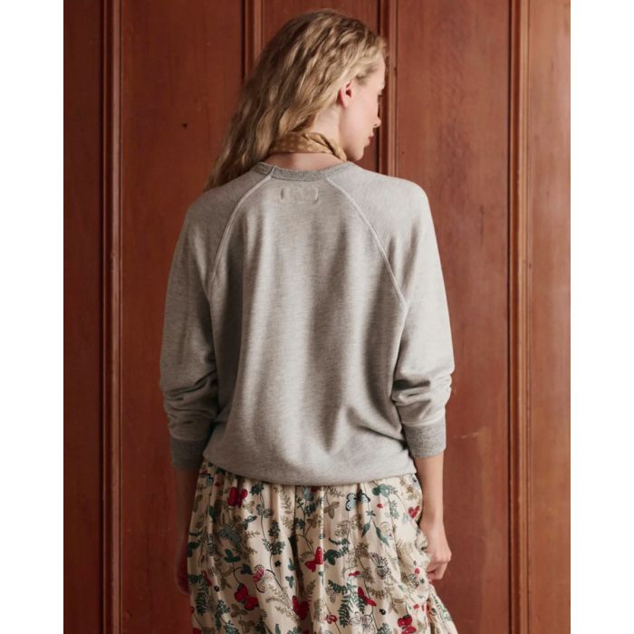 Sweat-shirt College Rider The Great en coton gris chiné sérigraphie de cavalier sur un cheval, porté de dos.