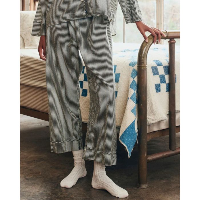 Pantalon Easy Sleep The Great en coton rayé noir et crème, porté de face.