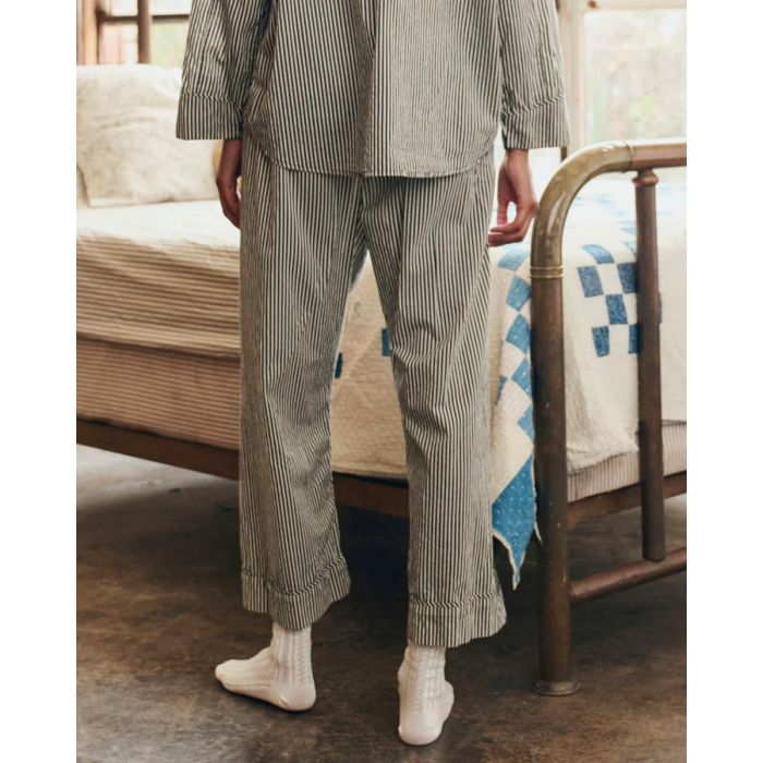 Pantalon Easy Sleep The Great en coton rayé noir et crème, porté de dos.
