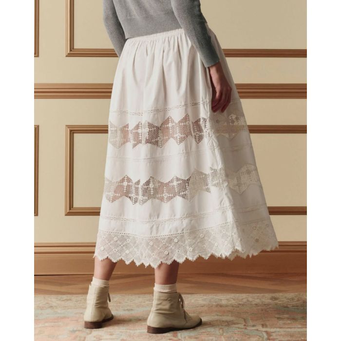Jupe longue Rosette Crochet The Great en coton et dentelle blanche, portée de dos.