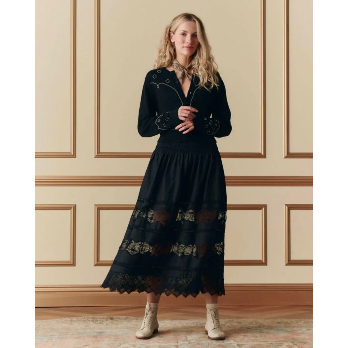 Jupe longue Rosette Crochet The Great en coton et dentelle noire, portée de face avec une chemise noire.