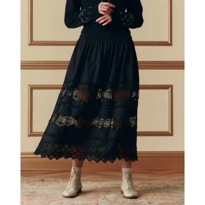 Jupe longue Rosette Crochet The Great en coton et dentelle noire, portée de face.
