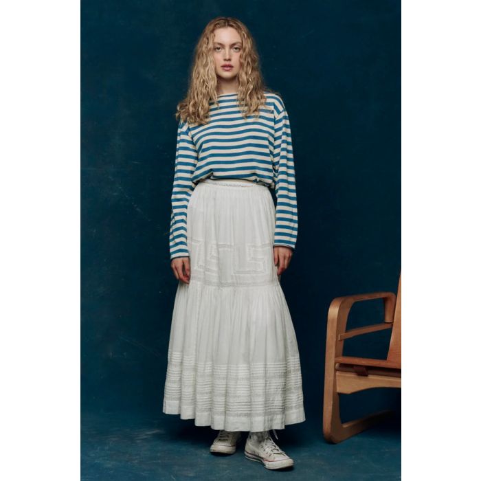 Jupe longue Victorian The Great en coton et dentelle blanche, portée de face avec une marinière.