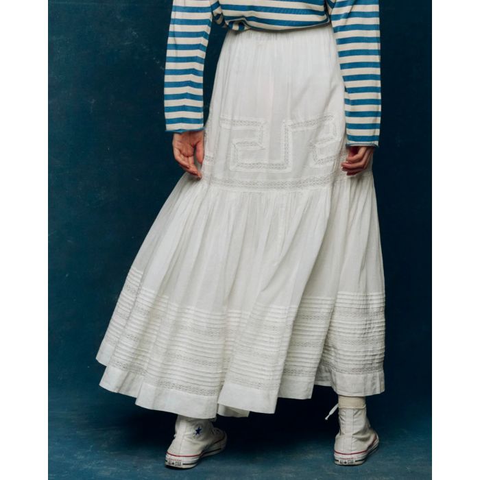 Jupe longue Victorian The Great en coton et dentelle blanche, portée de dos.