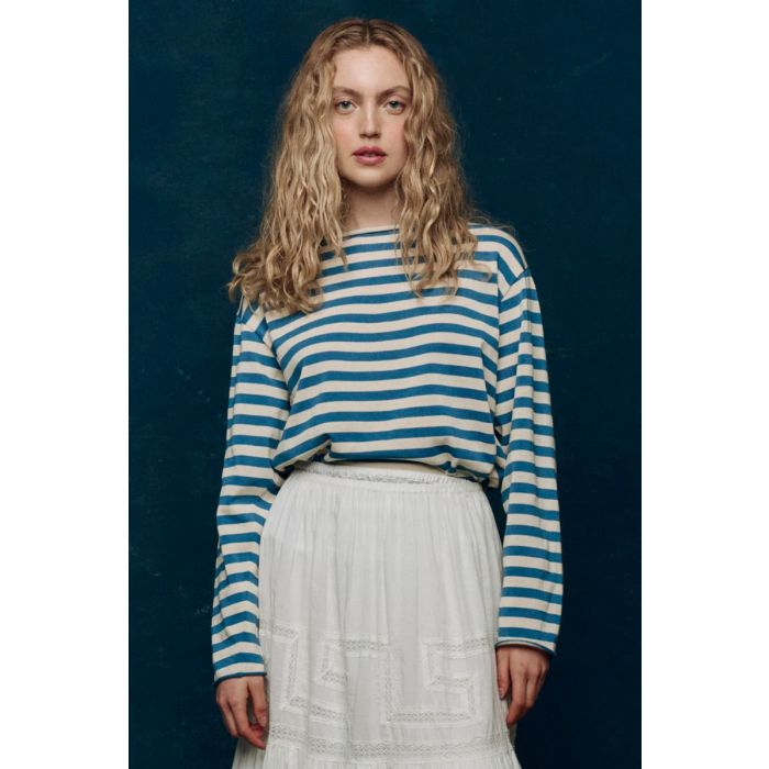 Marinière Sailor The Great en coton rayé bleu et crème, portée de face.