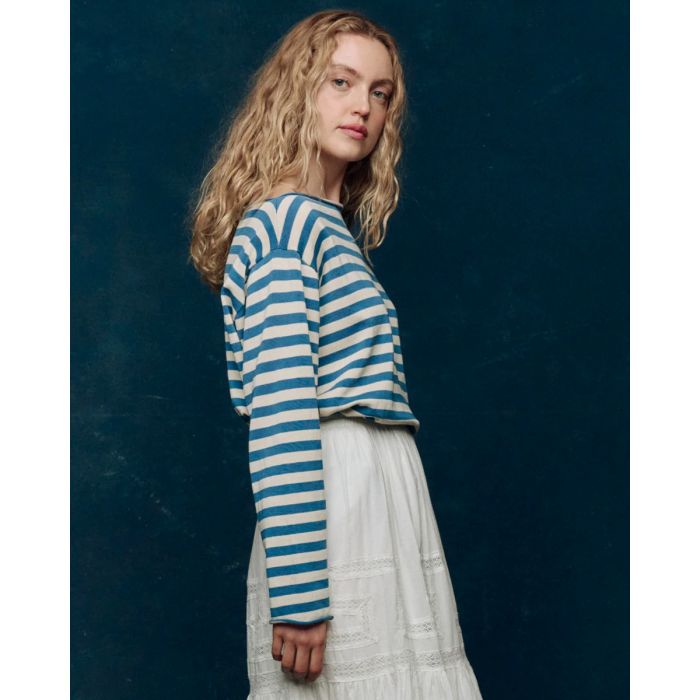 Marinière Sailor The Great en coton rayé bleu et crème, portée de profil.
