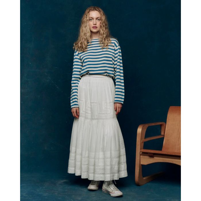 Marinière Sailor The Great en coton rayé bleu et crème, porté de face avec une jupe longue en dentelle blanche.