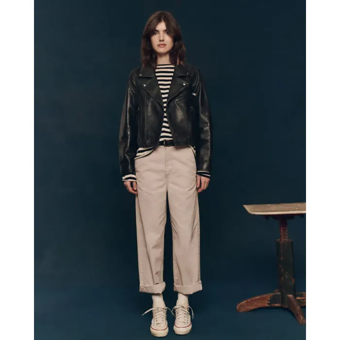 Marinière Sailor The Great en coton rayé noir et crème, portée sous un perfecto en cuir noir.